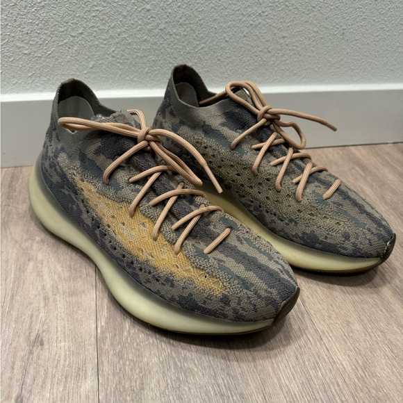 Yeezy 380 - Picture 3 of 13
